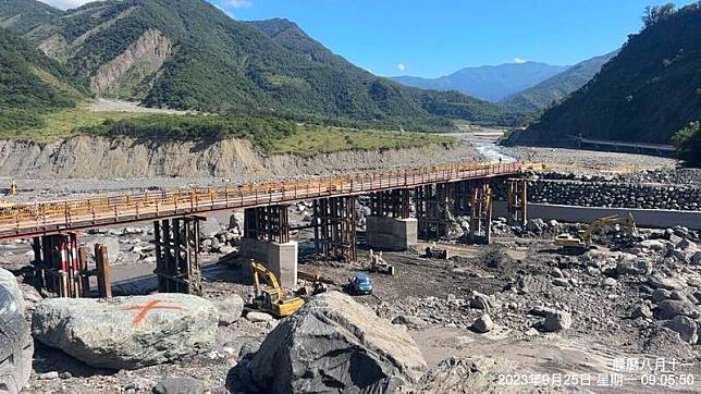 南橫公路台20線明霸克露鋼便橋提早完成修復，預計9月28日開放通行。(公路局甲仙工務段提供)
