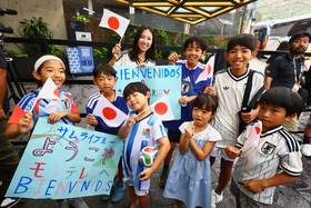 2026年6月2日，日本的小球迷在墨西哥為剛抵達的日本國家隊加油。（美聯社）