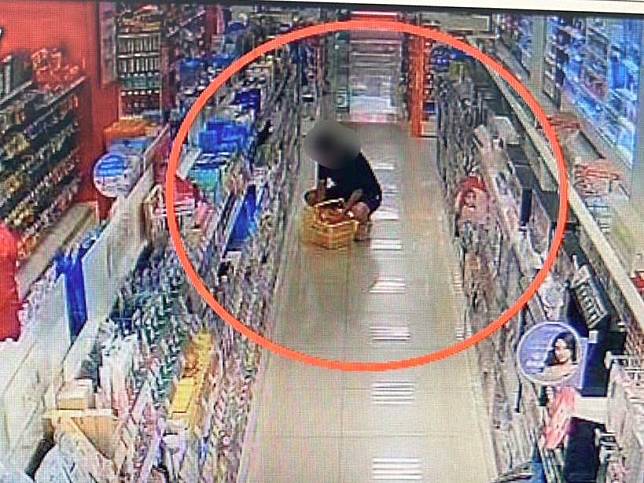 警方調閱店內監視器，發現李男拿著購物籃躲到貨架後方，將皮包內現金抽出。(讀者提供)