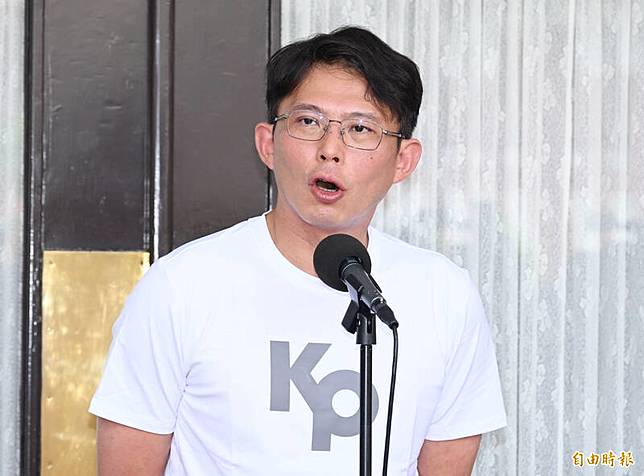 民眾黨立委黃國昌20日在議場前受訪。(記者廖振輝攝)
