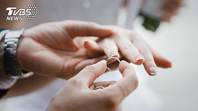 國外一名女網友分享，男友拿著原本是要準備給他前女友的戒指向她求婚，讓她猶豫要不要答應嫁給對方。(示意圖／TVBS)