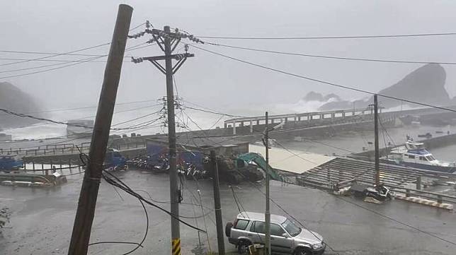 小犬颱風來襲，蘭嶼開元港區今晨依舊風強雨驟。(記者陳賢義翻攝)