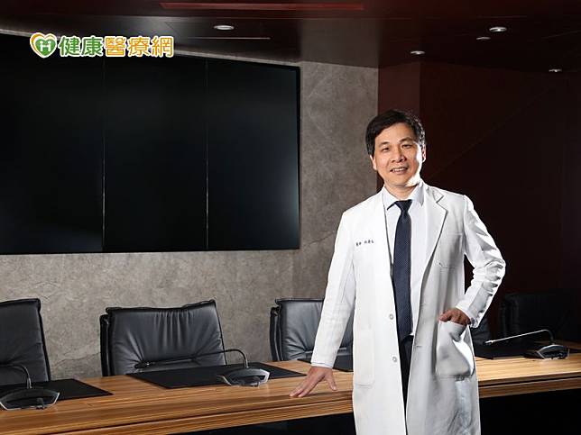林慶雄醫師提醒，台灣人罹患肺癌不僅止與吸菸有關，更多的是長期暴露在致癌的環境中，包括二手菸或職業相關環境，同時，也需考量家族肺癌病史。