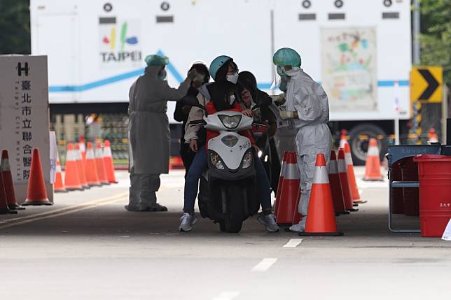 北士科車來速6日將增設機車道，柯文哲表示會視情況延長服務時間。圖為今天前來詢問的騎士。（陳愷巨攝）