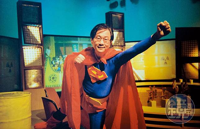1993年，有線電視台開放後，卜大中穿上超人裝，主持談話性節目《誰與爭鋒》。（卜大中提供）