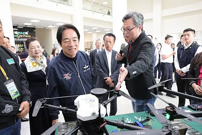 總統當選人賴清德前往嘉義亞洲無人機AI創新應用研發中心參觀無人機國家隊