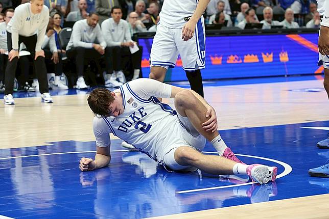 NCAA》「準狀元」抓籃板落地不慎扭傷腳踝退場　所幸未傷及骨頭