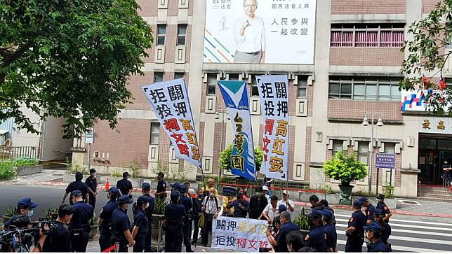 台灣國成員在台北地院高舉標語，要求法官關押高虹安、拒投柯文哲。呂志明攝