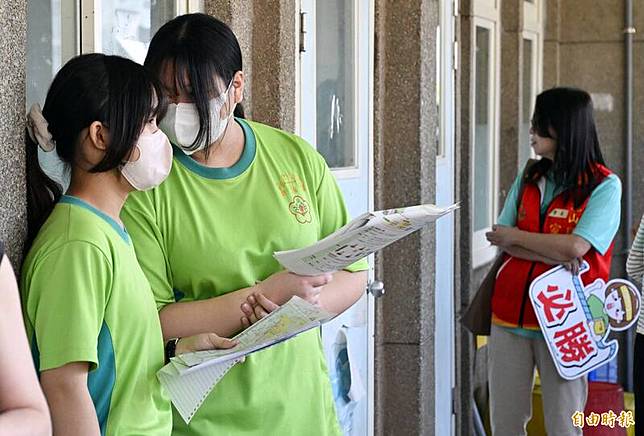 113年國中教育會考18日登場，台北師大附中考場的考生在鈴響前做最後衝刺。(記者廖振輝攝)