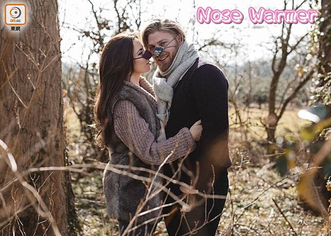 英國公司「Nose Warmer」新出了保暖鼻罩，拉上另一半一起用沒那麼突出。（互聯網） 