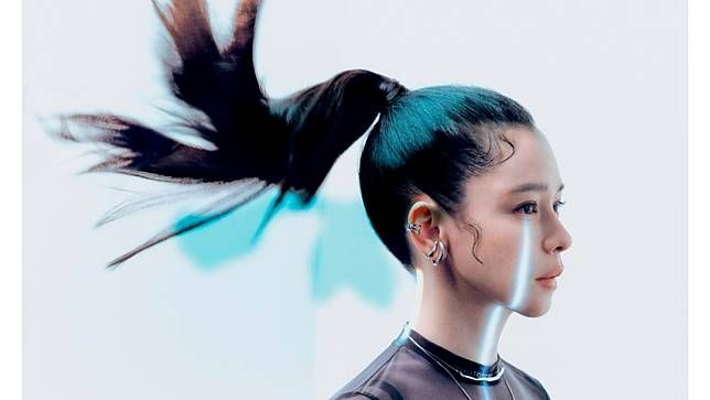 徐若瑄專輯封面眼下出現一道閃耀的光束，配上飛揚的馬尾，展現出她的堅毅和正能量。索尼音樂提供