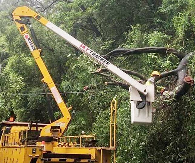 屏東總停電戶逾一萬兩千戶，台電公司動員搶修復電。（記者毛莉攝）