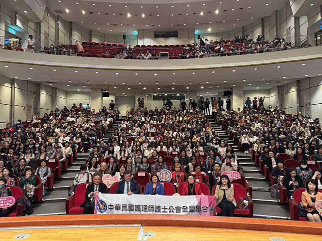 衛福部長邱泰源（中間第1排左2）15日出席護理師護士公會全聯會會員代表大會。（中央社）