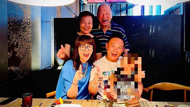 網紅超哥（右下）抱著女兒與老婆蘇菲、岳父母一起吃飯慶生。翻攝自超派人生臉書