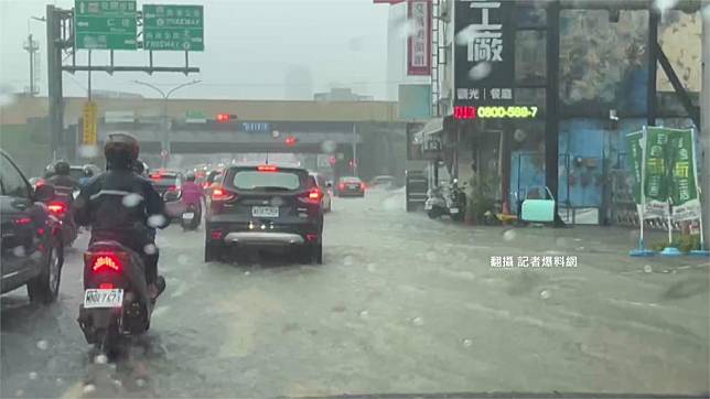 台南部分地區道路積水。圖／翻攝自記者爆料網