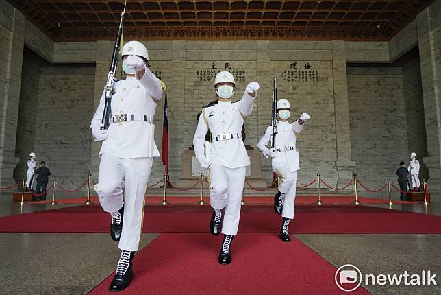 台北中正紀念堂在暫停開放參觀兩個月後，今採預約參觀制重新對外開放，但是微解封首日上午，中正紀念堂內並沒有任何一位遊客入內參觀，不過，儀隊仍按時進行衛兵交接儀式。   圖：張良一/攝