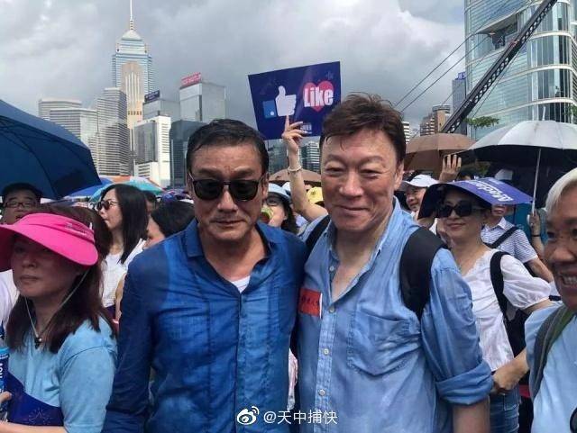 梁家輝(左)日前穿藍衣現身挺港警的活動。(翻攝自微博)