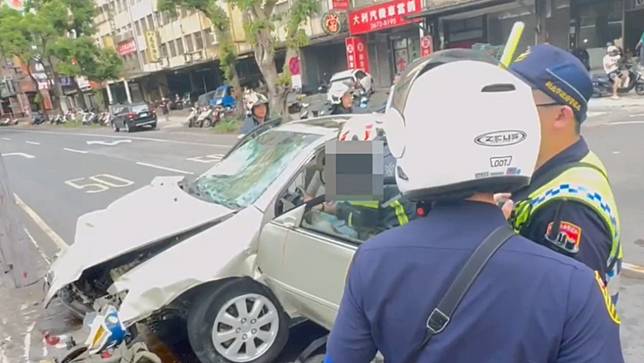 78歲余姓老翁撞擊分隔島後整輛車才打住，人受困車內，昏迷送醫。讀者提供