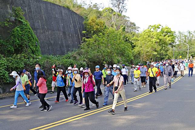 苗栗市公所於二十九日舉辦「鐵道桐花功維敘，尋幽探訪貓裏山」—健行及桐花小旅行活動。 　（記者謝國金攝）。