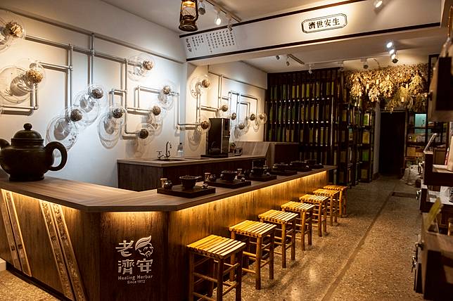 ▲老濟安跳脫青草茶傳統業態，從舊倉庫變身療癒風茶吧。（圖/臺北市政府）