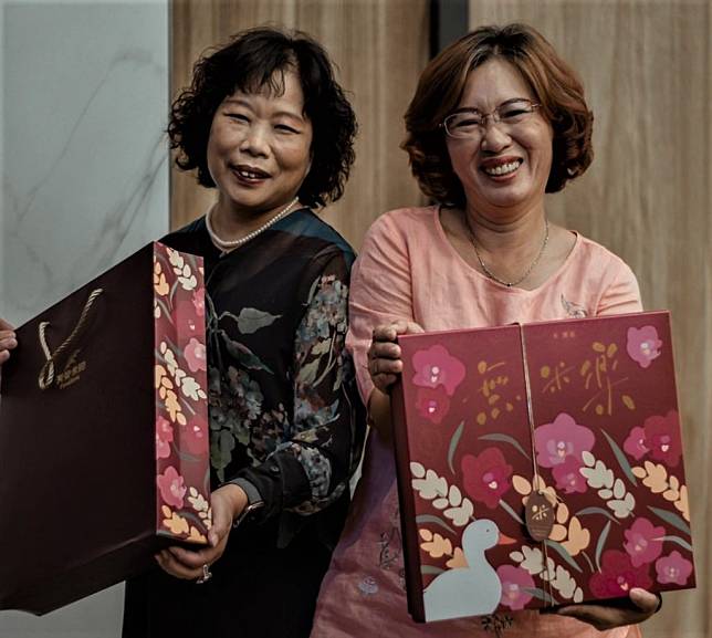 芳榮執行長黃麗琴（圖左）與經理張美雪（圖右）行銷「無米樂穰滿之禮」。（芳榮提供）