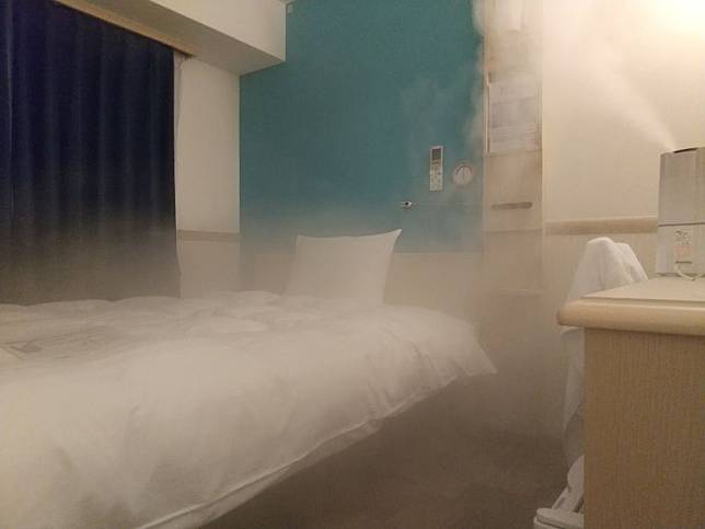 一張日本飯店房間內雲霧繚繞的照片在社群媒體推特上被瘋傳 (圖|翻攝自推特@yumeguri_vtec)
