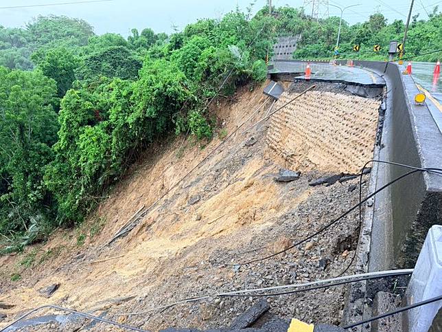 台南龍崎182市道驚傳路基掏空，雙向緊急封閉搶修中。市議員陳皇宇提供