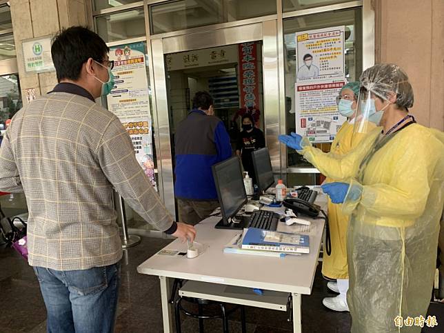 台中榮總禁止過去14天有出國旅遊史民眾，不能入院陪、探病，有旅遊史就醫者，也須依國際旅遊疫情建議等級進行就醫分流至檢疫或友善門診。(記者蔡淑媛攝)