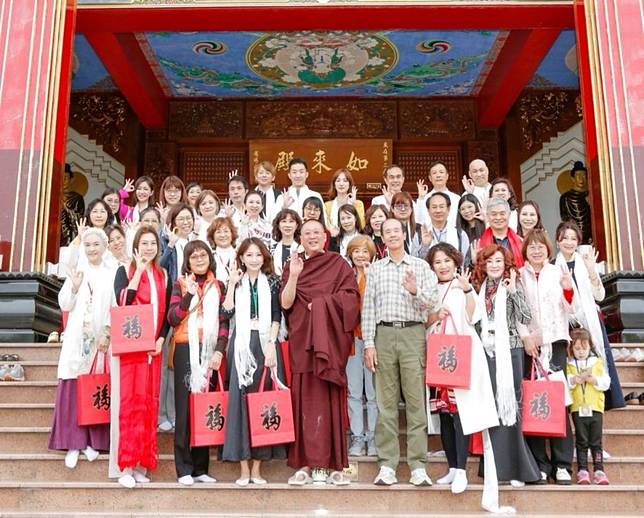 三三讀書會十九日下午在左鎮噶瑪噶居寺舉辦祈福走春活動，接受上師仁波切開示與祝福。（三三讀書會提供）