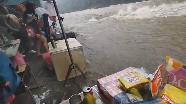 三峽有民眾在溪邊烤肉，險遭沖走。（民眾提供）