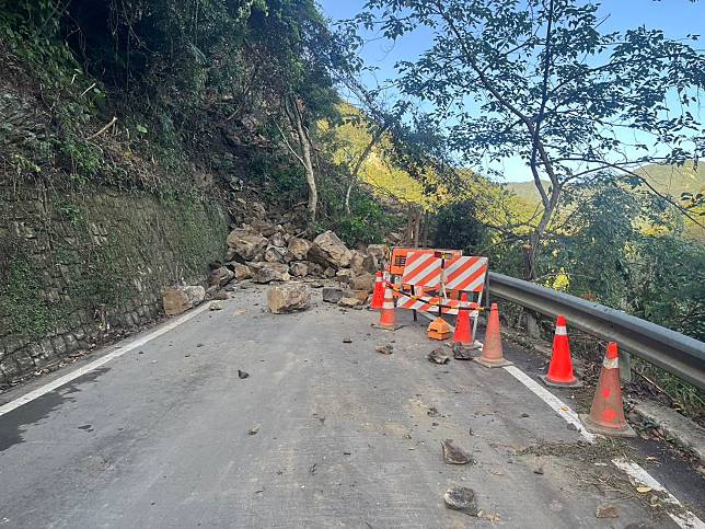 桃園市復興區雪霧鬧部落聯外道路今（15日）上午7時無預警坍方，廠商全力搶通中。（桃園市政府提供）