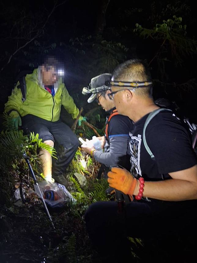 楊姓登山客等人共五女三男相約爬巴博庫魯山林道，返程途中因天雨路滑楊及鄭姓登山客不慎滑倒，致腳部及頭部均有受傷，明池警派出所副所長楊世逢與消防隊出發搜救，順利將二人護送下山就醫。（三星警分局提供）