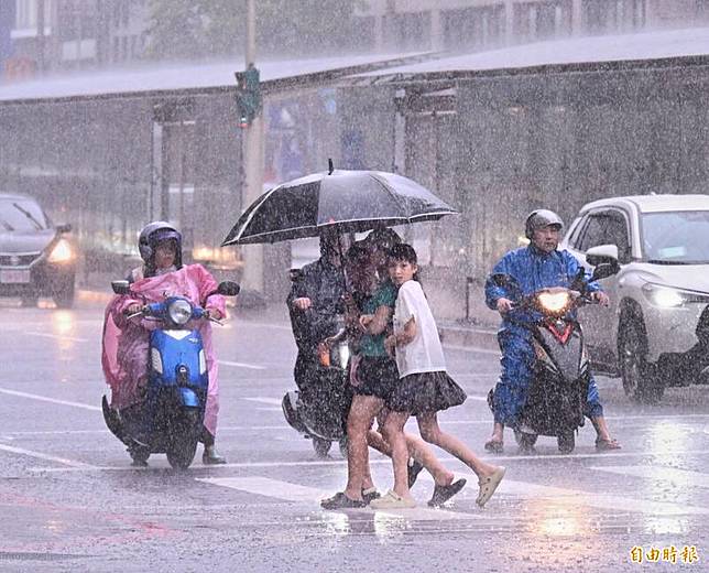 午後對流雲系發展旺盛，易有短延時強降雨。(資料照)
