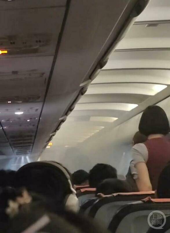 19日一架從菲律賓長灘島飛往上海的菲律賓皇家航空班機，發生行動電源起火意外，機艙布滿濃煙。 圖：翻攝陸媒/上游新聞