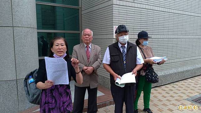 以檢舉出名的蘇大媽(左一)曾於二０二一年三月底到台南地檢署報到入監服刑。(資料照)