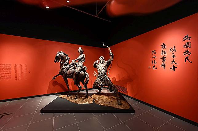 香港文化博物館的金庸百年誕辰展覽結束，策展方將「郭靖」、「黃蓉」兩座雕像，贈送給香港文化博物館，永久收藏。