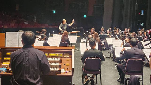 簡文彬首度指揮台灣國樂團，將於11月25日《天工開樂》音樂會上，演出由台灣、香港、新加坡三位作曲家聯手譜寫的七首曲子。(江昭倫 攝)