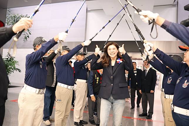 鄭麗文日前抵達舊金山展開訪美行程，僑胞用「登山杖」搭成劍門歡迎她。鄭麗文臉書