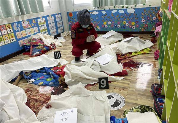 泰國急救人員在托兒所命案現場為罹難的小朋友祈冥福。美聯社