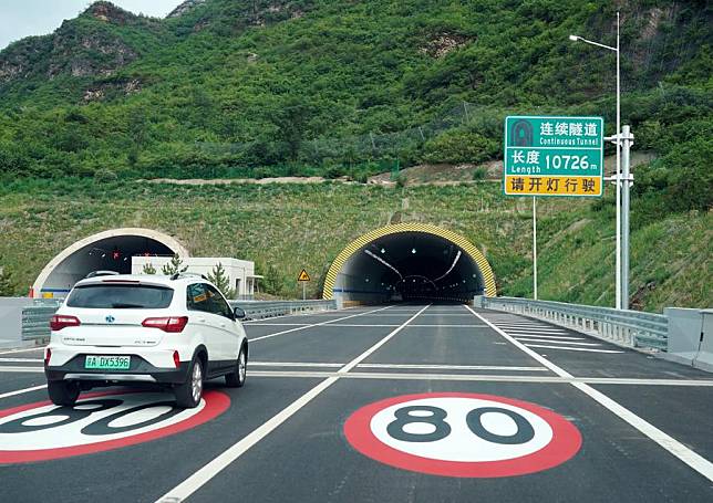 A car runs on the Beijing section of the Beijing-Yuxian Expressway in Beijing, capital of China, July 1, 2024. (Xinhua/Zhang Chenlin)