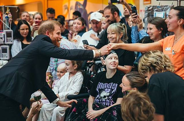 哈利當天與兒童醫院的病童、醫護人員打招呼。（翻攝sussex.com）