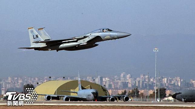 駐伊拉克美軍出動F-15戰機，將攻擊庫德族地區的伊朗無人機擊落。（圖/達志影像美聯社）