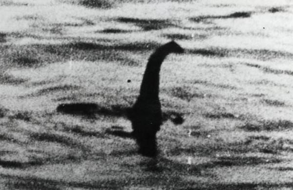 英國蘇格蘭「尼斯湖水怪傳說」已流傳數十年，1933年有人首度目擊水怪後，至今每年仍有無數專家及民眾前往當地，希望能親眼看到水怪。(圖擷取自推特)