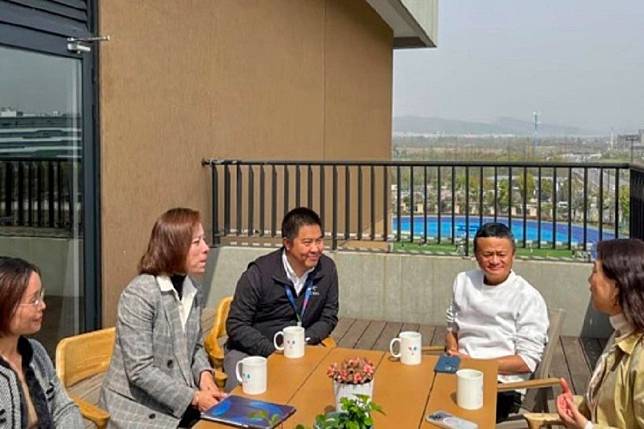 馬雲（右二）27日在杭州雲谷學校現身，與該校師生進行意見交流。（取自微博）