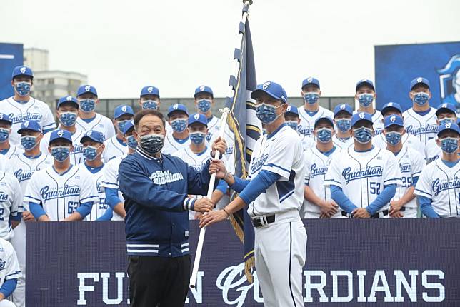 中華職棒富邦悍將隊春訓開訓儀式24日在新莊棒球場舉行，領隊林華韋（前左）、總教練丘昌榮（前右）進行授旗儀式。 （中央社）