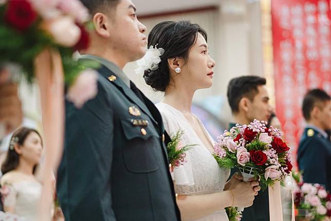 新人於中正堂內進行結婚典禮。（軍聞社記者呂尚俞攝）