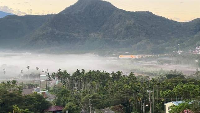 由於日夜溫差大，日月潭畔的頭社盆地，隨著太陽升起瞬間煙霧迷漫。圖／台視新聞