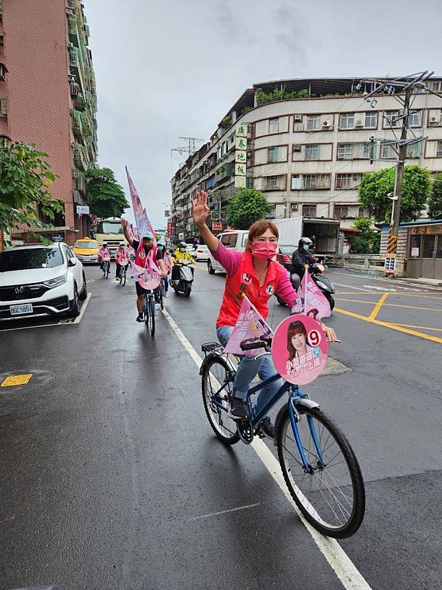 中和街頭出現市議員參選人張嘉玲9部「粉紅超跑車隊」   圖：張嘉玲服務處提供