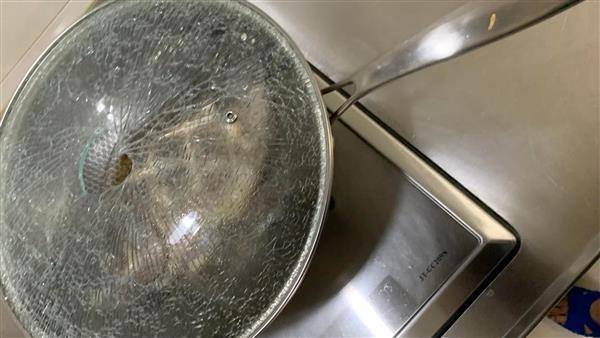 網友煎魚時鍋蓋破裂。翻攝FB@爆料公社