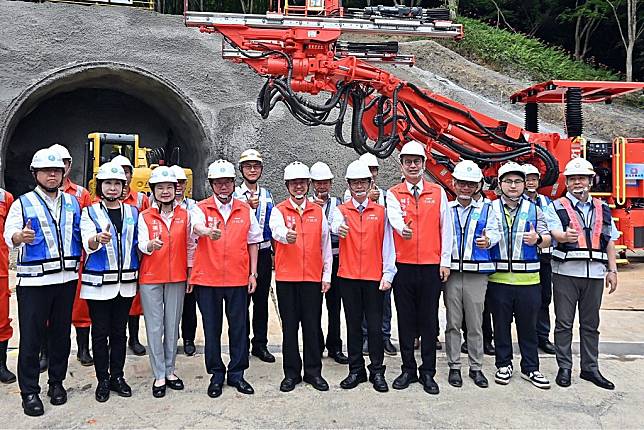 陳建仁院長視察「石門水庫至新竹聯通管工程計畫-隧道銜接段工程施工」。（行政院提供）